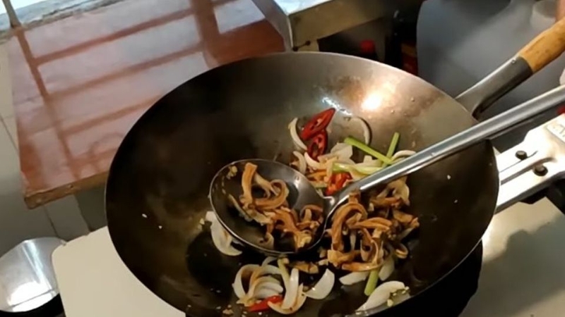 Bước 4: Chiên khô cá đuối với nước mắm