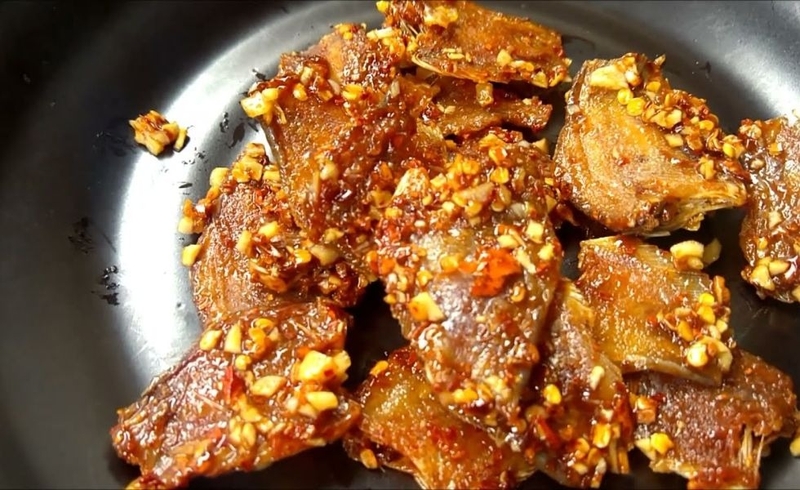 cách làm khô cá sặc chiên sả ớt (ảnh 7)