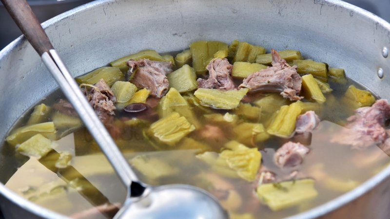 Bước 2: Nấu canh khổ qua hầm