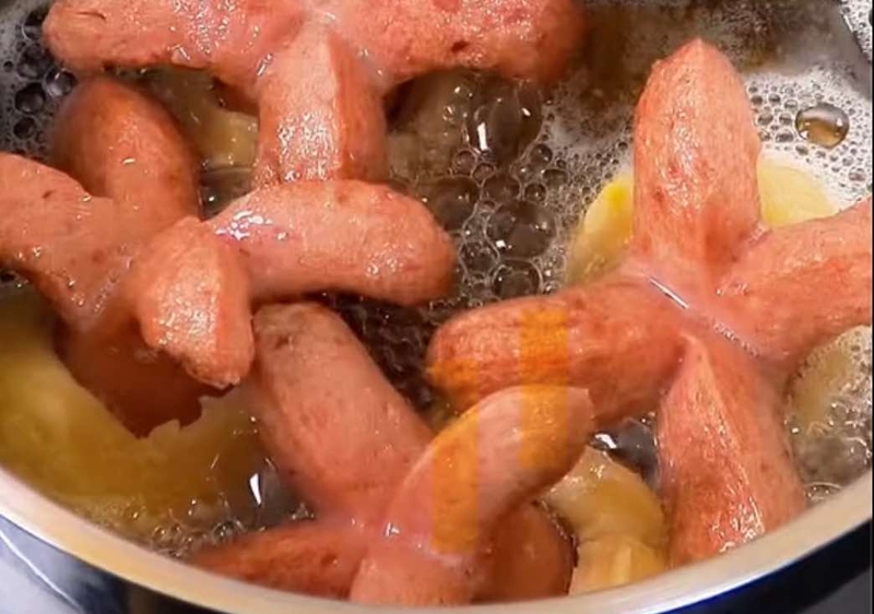 Chiên bánh khoai tây xúc xích