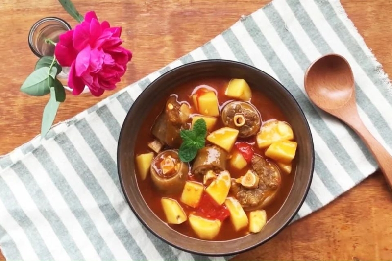 Đuôi bò hầm khoai tây bổ dưỡng