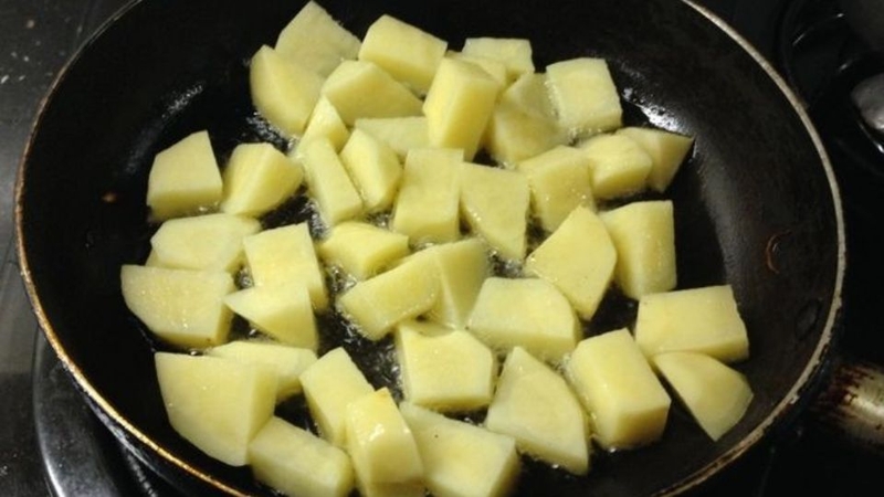 Khoai tây xào thịt băm 6