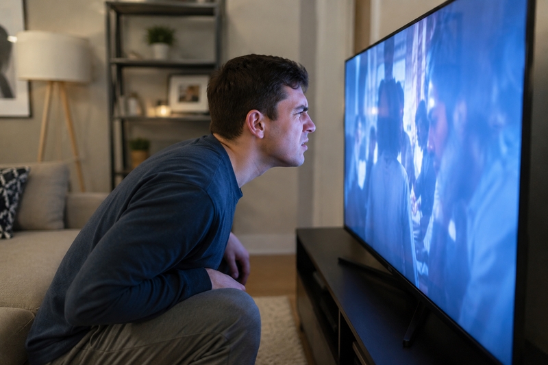 Ngồi quá gần tivi 55 inch có sao không?