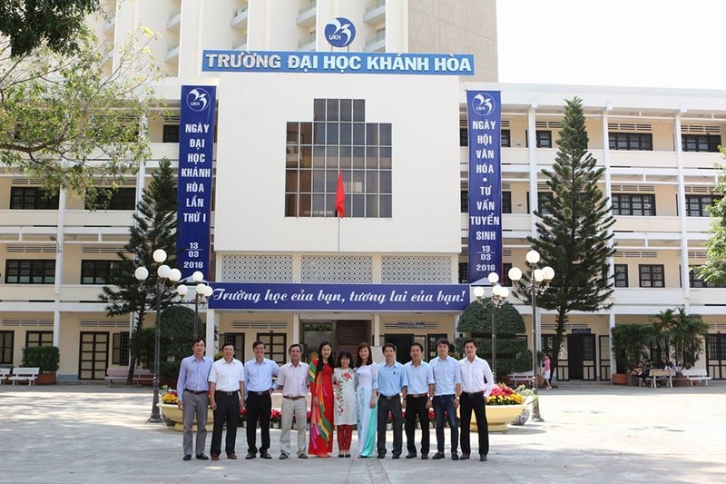 dai hoc mien trung tuyen sinh khoi d04
