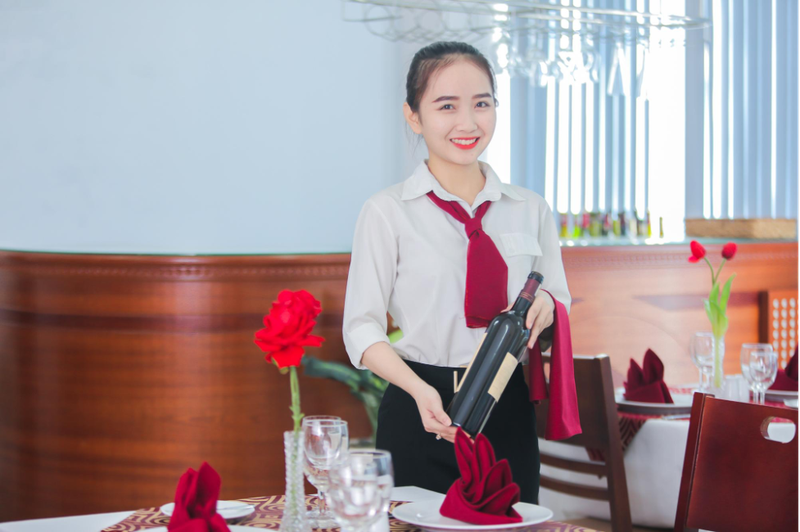 nhom nganh khach san dich vu