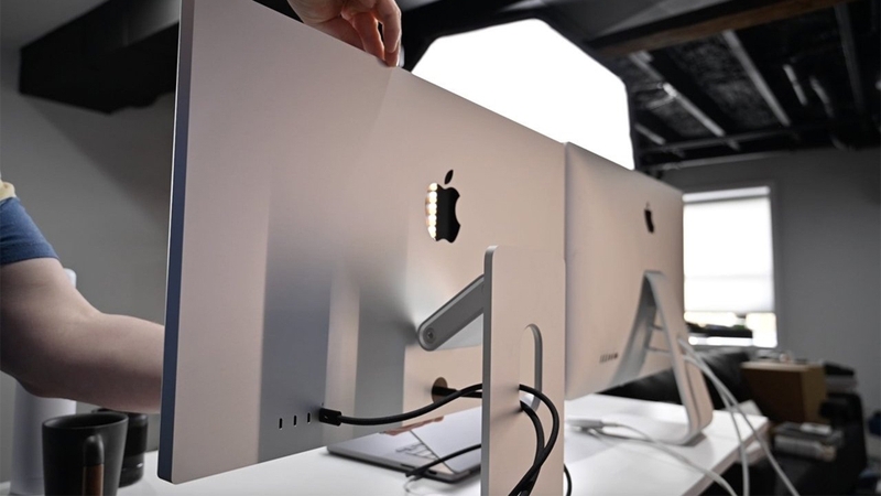 Cắm lại phích cắm để khởi động lại Apple Studio Display