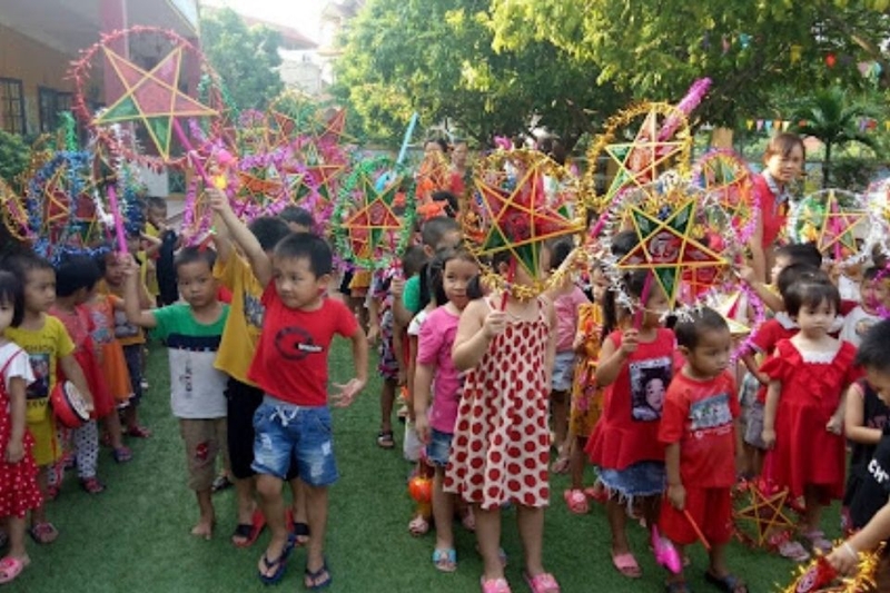 Rước đèn theo đội