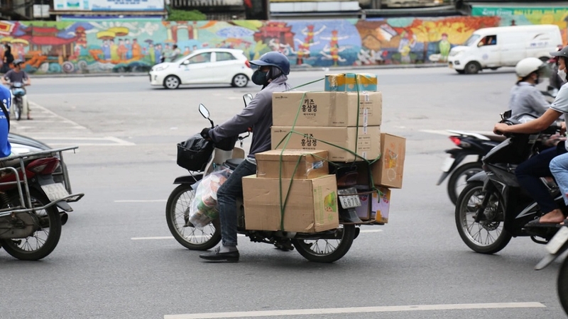 Người lái xe máy khi chở hàng hóa cần chú ý đến cách xếp hàng hóa trên xe ra sao?