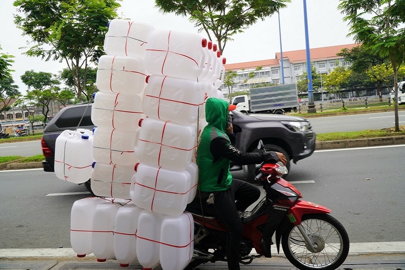 Khi xếp hàng hóa trên xe máy vượt quá giới hạn, liệu có bị tước GPLX?