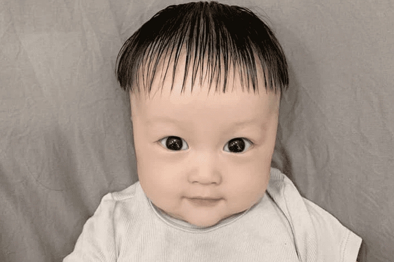 Kiểu tóc mái ngố cho bé trai.