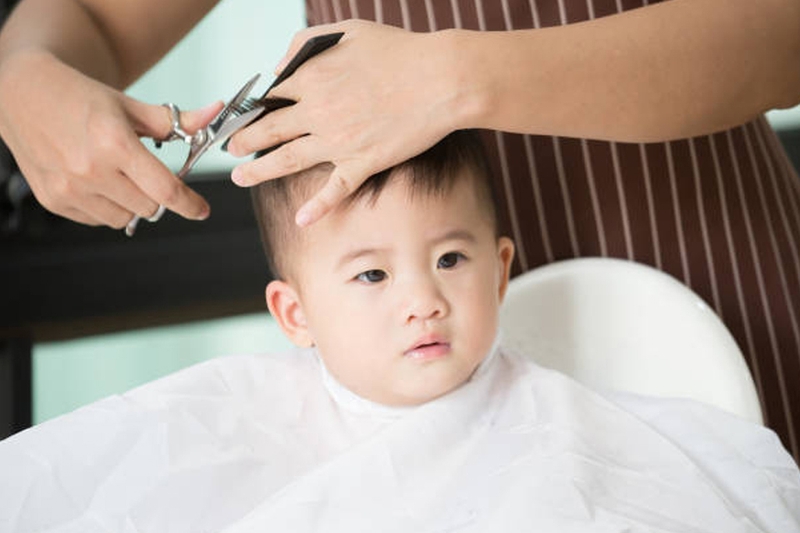 Lưu ý khi cắt tóc cho bé sơ sinh.