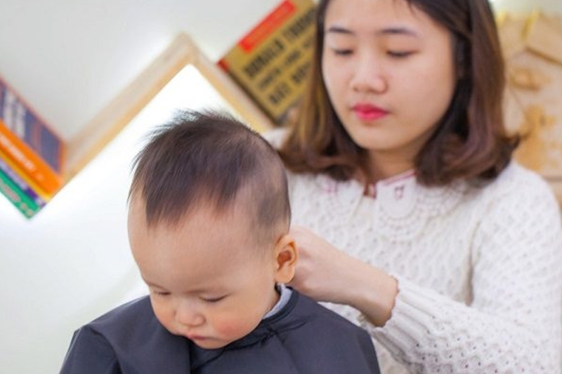 Kiểu tóc trái đào cho bé trai.