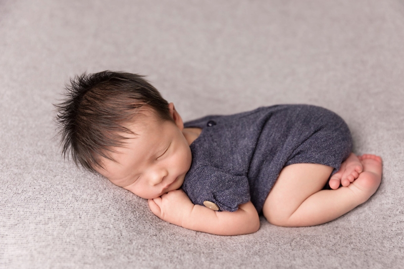 Để kiểu tóc tự nhiên cho bé trai.