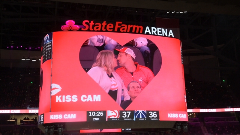 Kiss Cam thường thấy ở các sự kiện thể thao và âm nhạc lớn ở Châu Âu