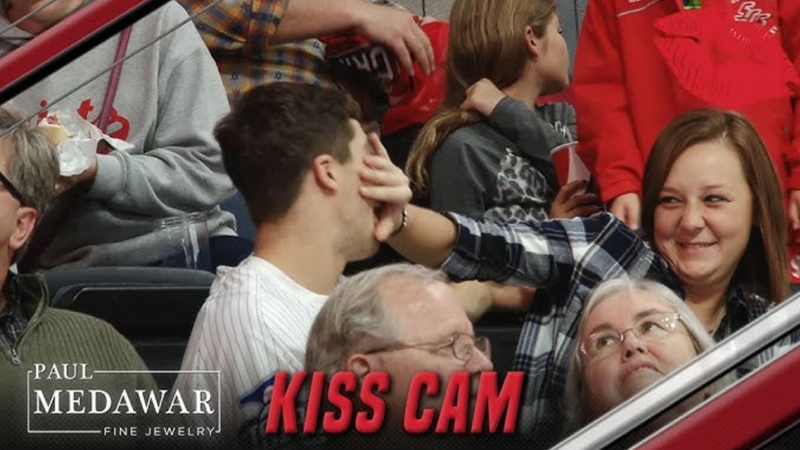Điểm hấp dẫn của Kiss Cam đến từ yếu tố bất ngờ