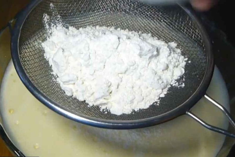 Trộn hỗn hợp trứng và bột