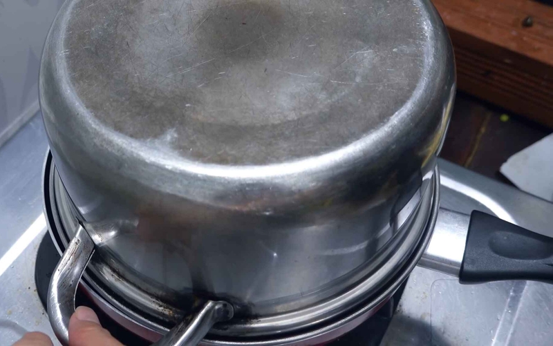 Dùng 1 chiếc nồi để úp kín chảo