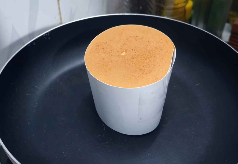 Lật mặt bánh và tiếp tục nướng