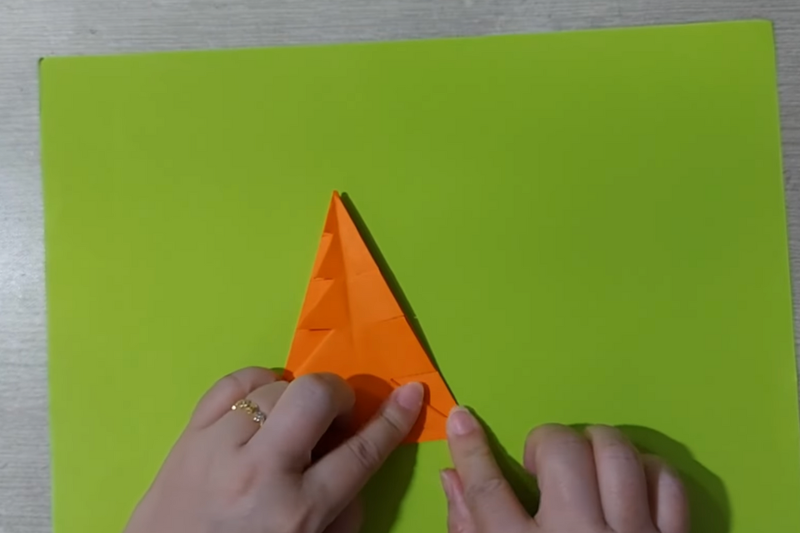 Làm cây thông Noel bằng giấy (5)