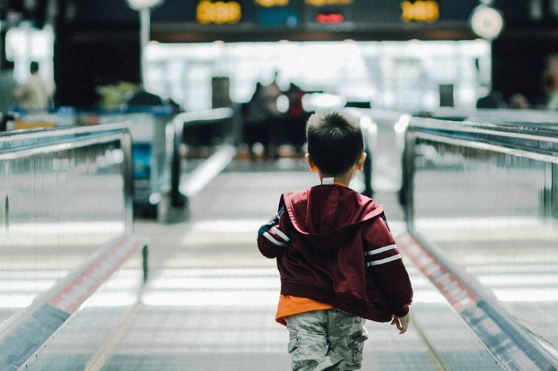 Cha mẹ cần làm gì khi trẻ đi lạc nơi đông người?