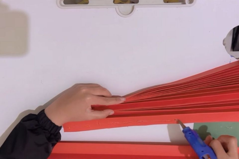 Hướng dẫn chi tiết cách làm quạt giấy trang trí Tết đơn giản