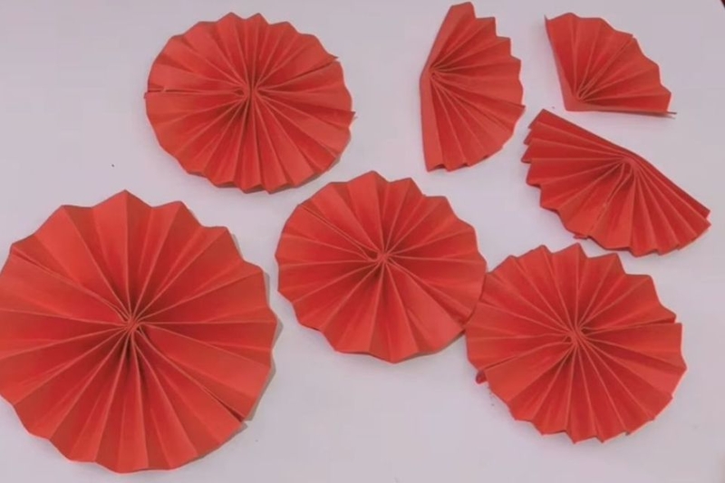 Hướng dẫn chi tiết cách làm quạt giấy trang trí Tết đơn giản