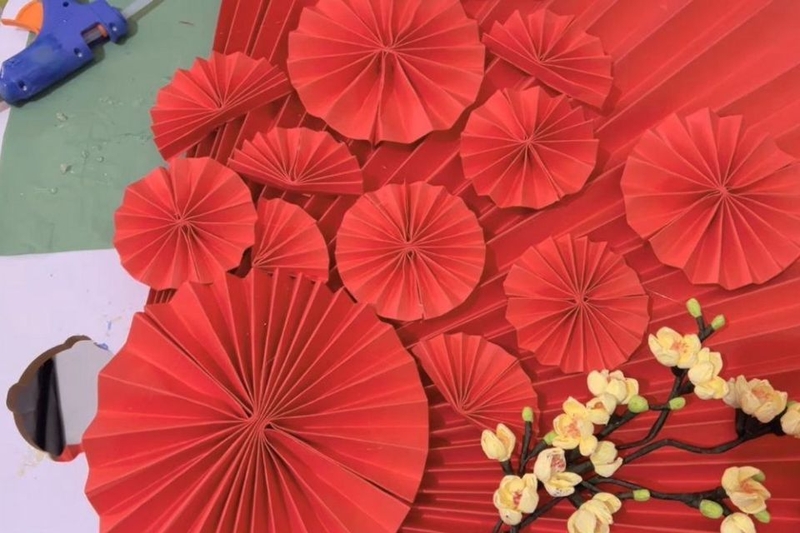 Hướng dẫn chi tiết cách làm quạt giấy trang trí Tết đơn giản