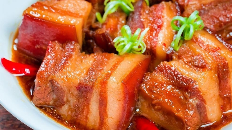 Chọn thịt ba chỉ có lẫn mỡ và nạc để món ăn không bị khô