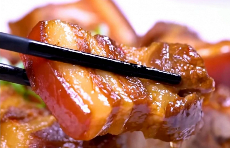 Lấy thịt kho tàu ra khỏi lò, nêm nếm lại cho vừa ăn