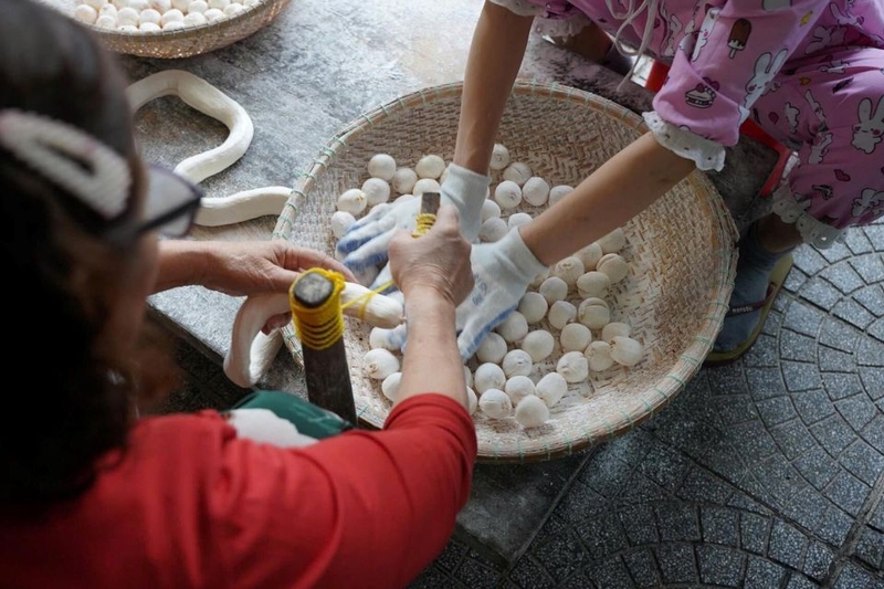 làm tròn kẹo cau Huế