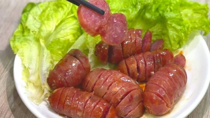 Lạp xưởng chiên ăn với xà lách