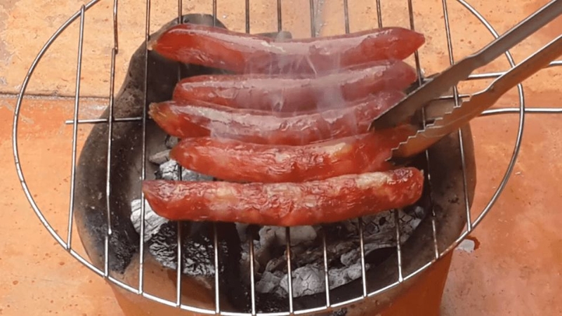 Lạp xưởng nướng