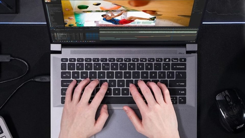 Laptop Acer vỏ nhôm 2