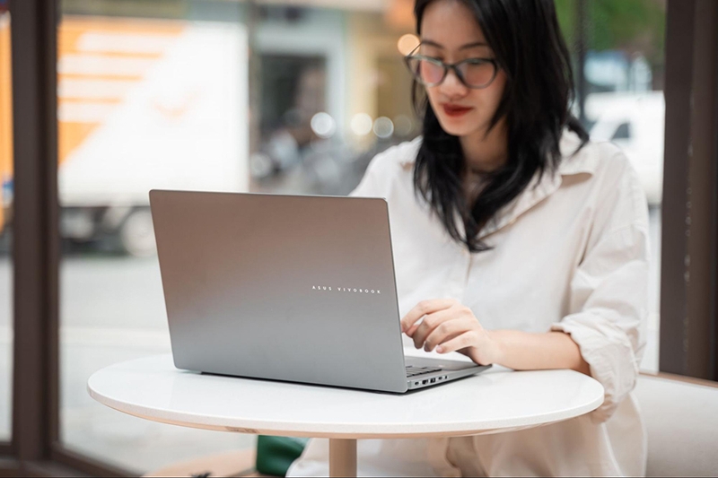Laptop AI giúp ích gì cho học sinh, sinh viên 9