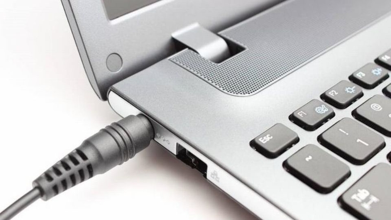 laptop báo sạc nhưng không vào pin 1