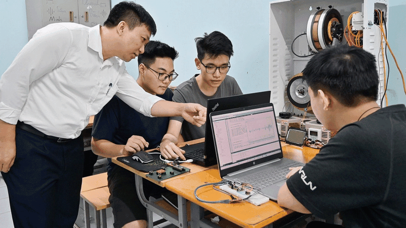 Sinh viên ngành vi mạch bán dẫn cần cân nhắc các yếu tố khi mua laptop