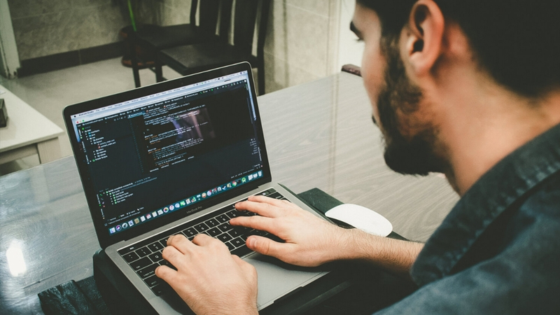 Sinh viên Khoa học máy tính cần cân nhắc kỹ lưỡng khi chọn laptop