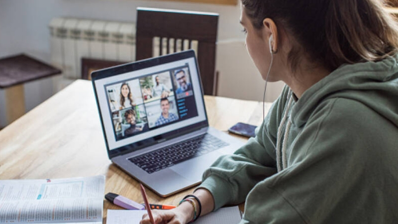 Học sinh nên chọn laptop có tính năng động