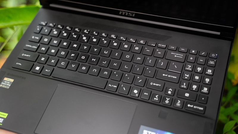 Bàn phím máy tính thiết kế gọn gàng với độ nhạy cao, hành trình phím sâu, gõ êm và không quá ồn