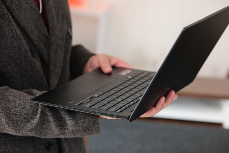 laptop màn hình OLED - hình 9