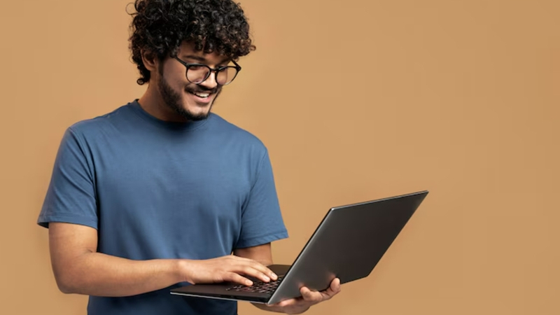 Đen là màu sắc laptop yêu thích của nhiều người dùng
