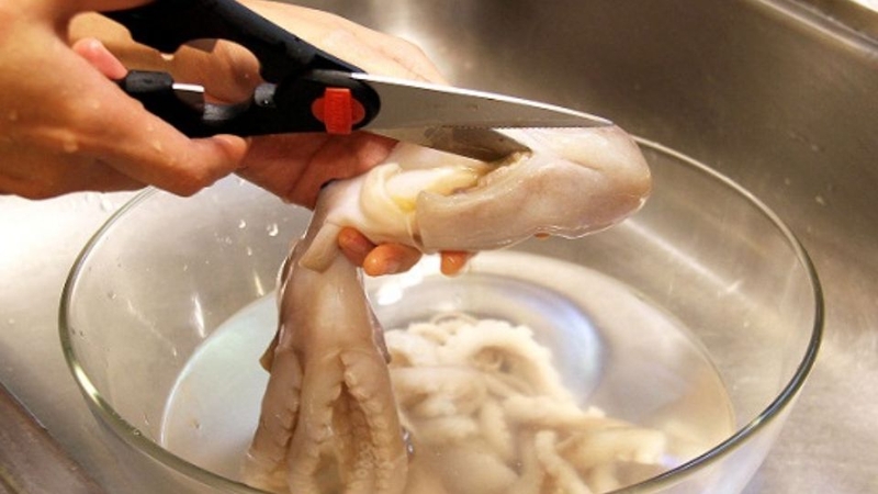 Bước 1: Sơ chế bạch tuộc