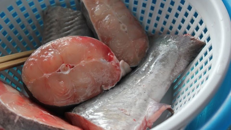Bước 1: Sơ chế cá bông lau