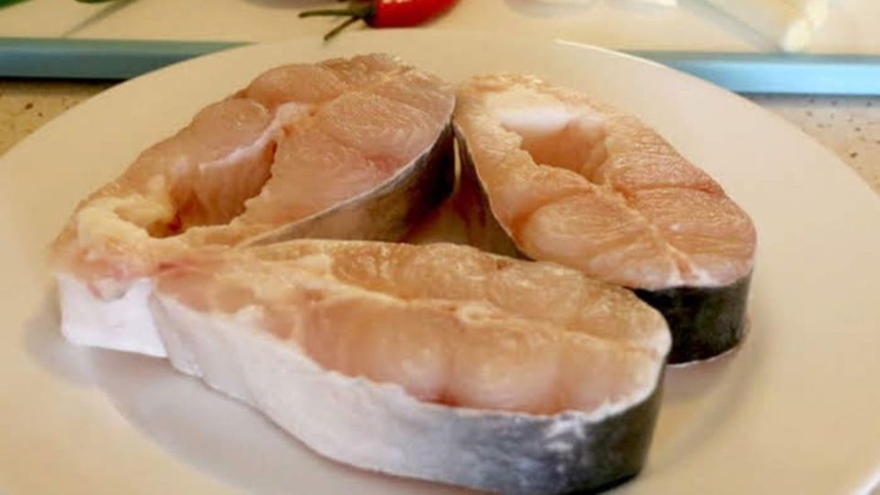 Bước 1: Sơ chế và chần cá bông lau