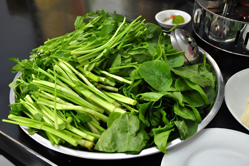 lẩu cá tầm rau cần ta