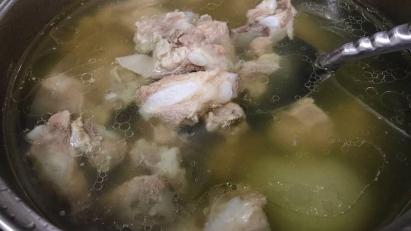 Bước 2: Nấu nước dùng