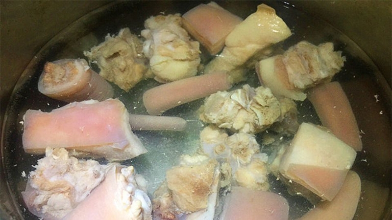 Bước 3: Thêm đuôi heo và các nguyên liệu