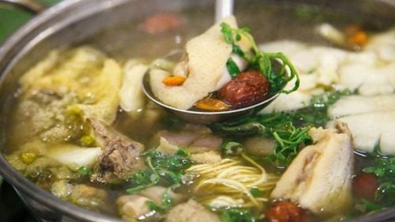 Lợi ích sức khỏe từ lẩu gà thuốc bắc