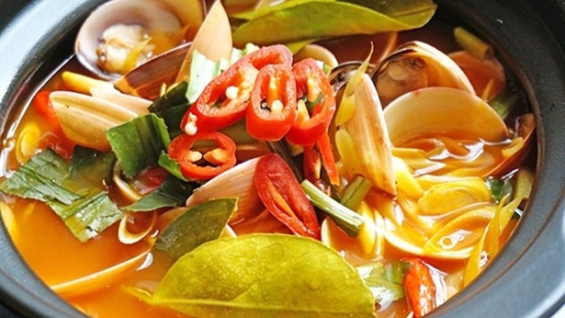 Lẩu nghêu chua cay kiểu Thái