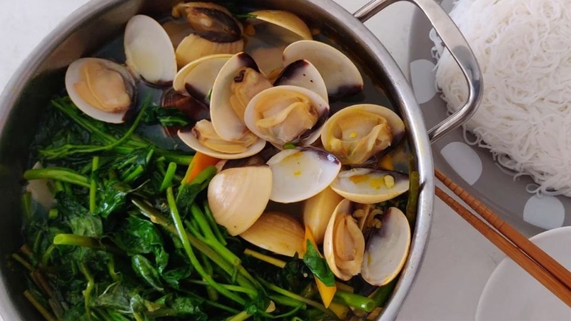 Lẩu nghêu ngọt thanh kiểu Việt